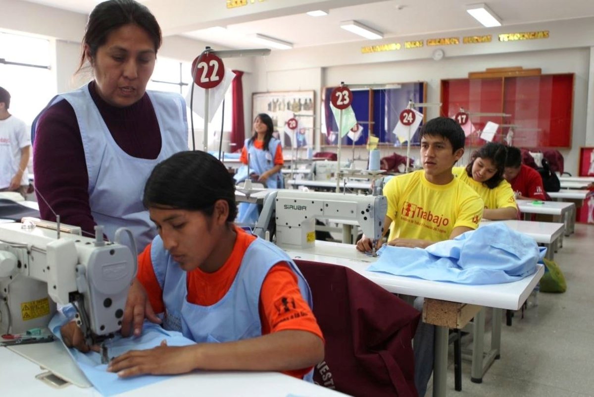 ciegokdr's tweet photo. El programa #EmpresaCentro de @asielsalvador  forma parte de la campaña  #AprenderTeAbrePuertas que recién lanzó con éxito el @Insaforpsv, para beneficiar a la población capacitándole, en este caso, para el empleo industrial.
https://t.co/dHGhV9hnwe vía @YouTube https://t.co/w26q3UMmWT