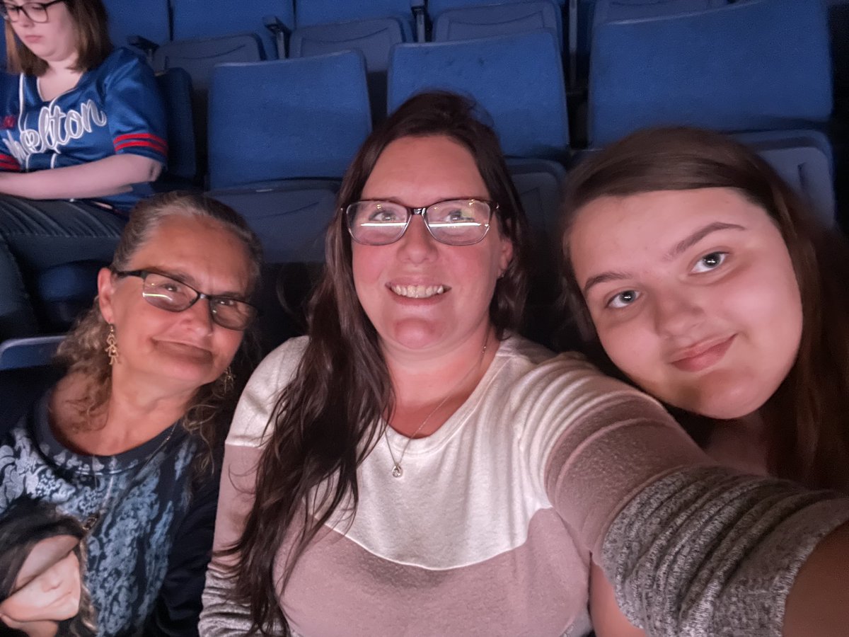 madisonmay32's tweet photo. #BSTULSA #BIRTHDAYGIRLS @blakeshelton https://t.co/GbgnT6o1pH