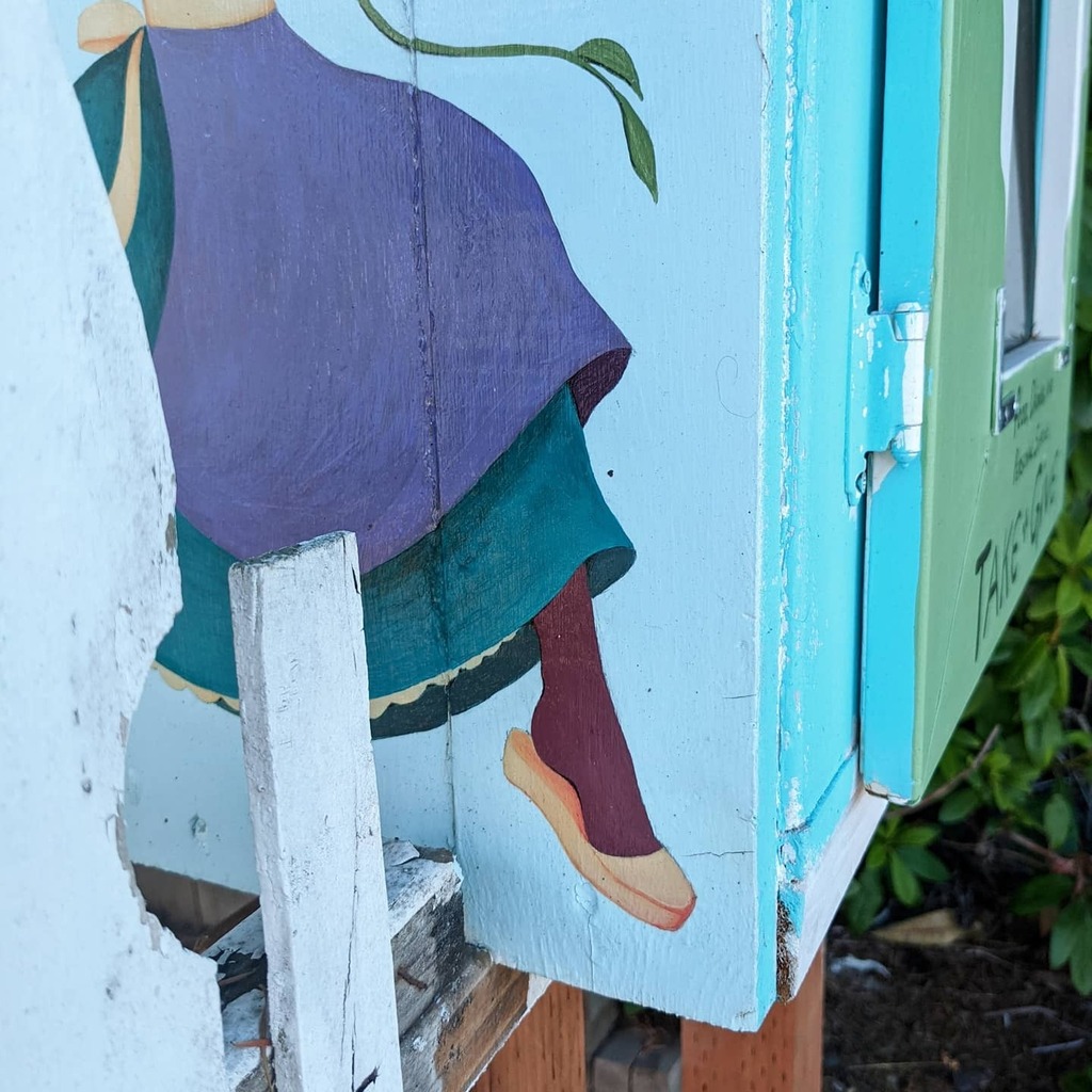 KesterLimner's tweet image. My neighbor friend asked me to decorate her Little Free Pantry! You can visit this beauty on Aurora and 103rd. 🍐🍎🍊

#seattlepublicart #muralart #littlefreepantry #dryad #beautifulbizarre #divinefeminineart instagr.am/p/CUOPOMtJadN/