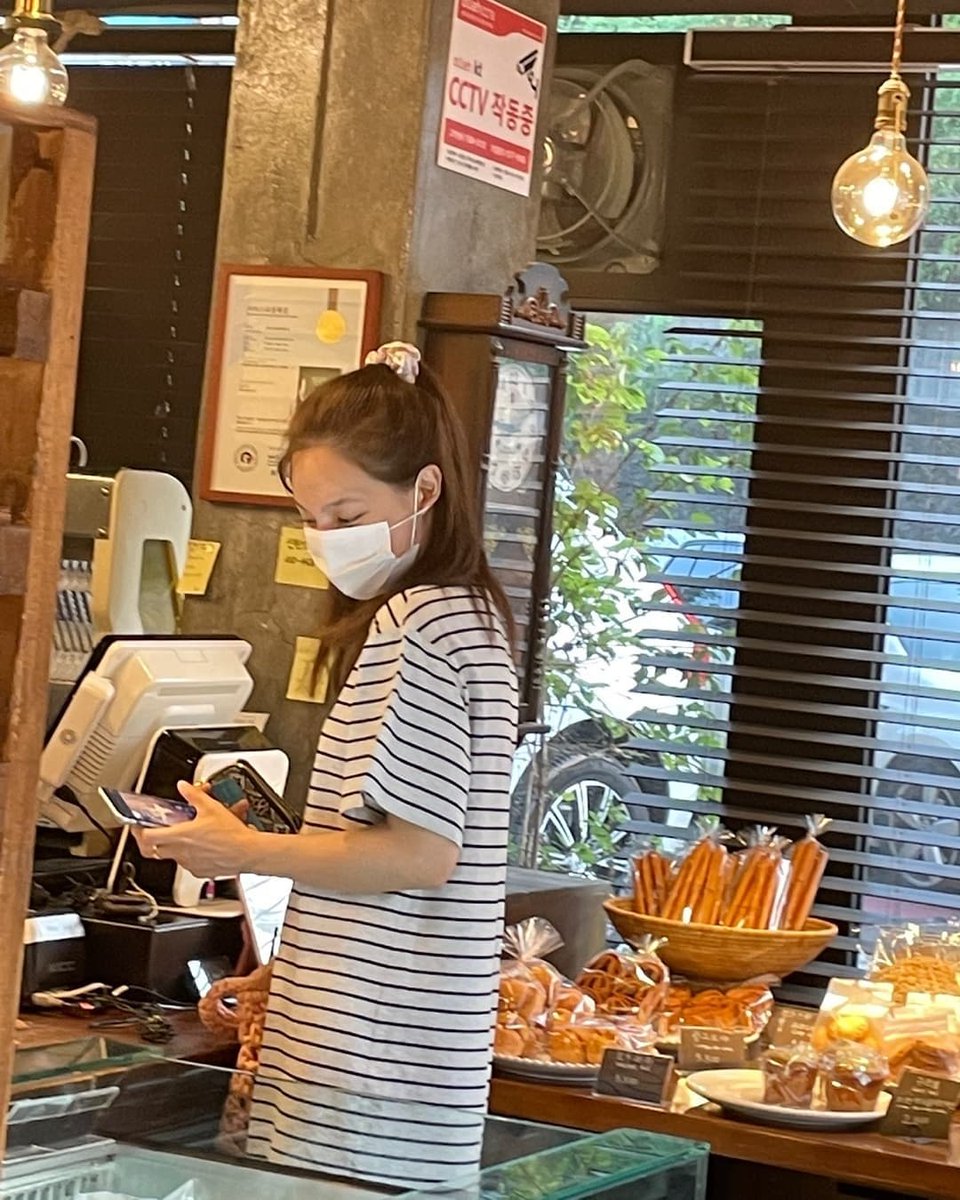 nyaeonyny's tweet photo. I've constantly been curious as to how many random photos of myself Chaeyoung took with her phone. I'm not trying to brag, but I'm pretty sure that girlie is obsessed with my presence, thus she may possibly has at least 1000 portraits of mine on her camera roll. 💥 https://t.co/QYABfrEcrh