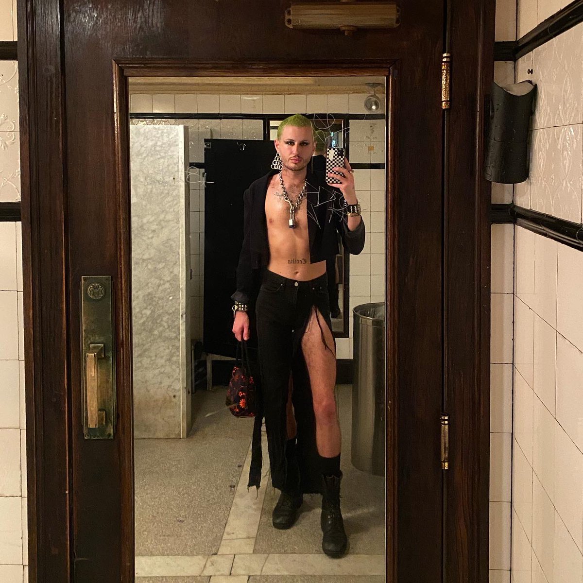 glamrocker1995 tweet media