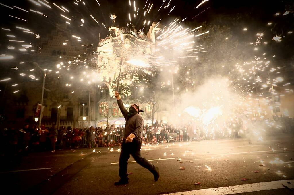 KayneSimons's tweet photo. Festival of Fire La Mercè Barcelona!
.
.
.
.
.
#barcelona #lamerce #fire #spain #gaudi #festival #holiday #travel #photography https://t.co/1cyo0DvDyK https://t.co/IpGVJZhtG9
