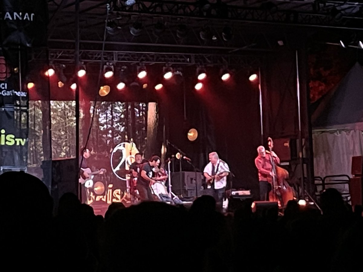 Full nostalgie au <a href="/FestivalFranco/">Festival Franco-Ontarien</a> ce soir 🥰 mais pour de vrai, quand est-ce que Plus ça change plus c’est pareil va être dispo sur spotify? Mes playlists ont besoin plus de #DeuxSaisons