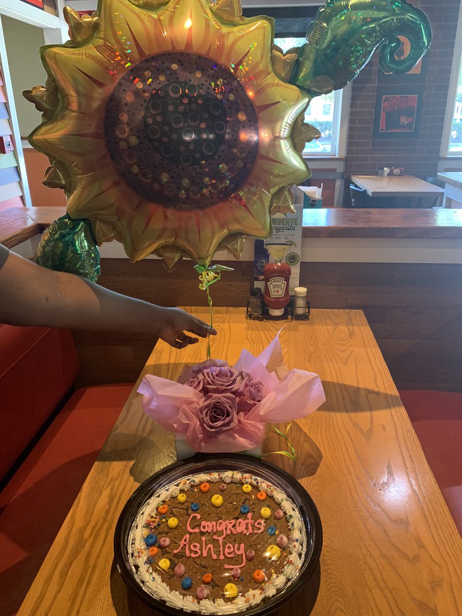 ashc0723's tweet photo. I am so excited to be taking my next step with @chilis. It’s an amazing gift to be with #teamestrada and #mocitybringingtheheat 🔥 to be part of such a amazing brand and family is something really special!! 🌻🌻🌶🌶 #chilislove https://t.co/6Zof3LDX9i