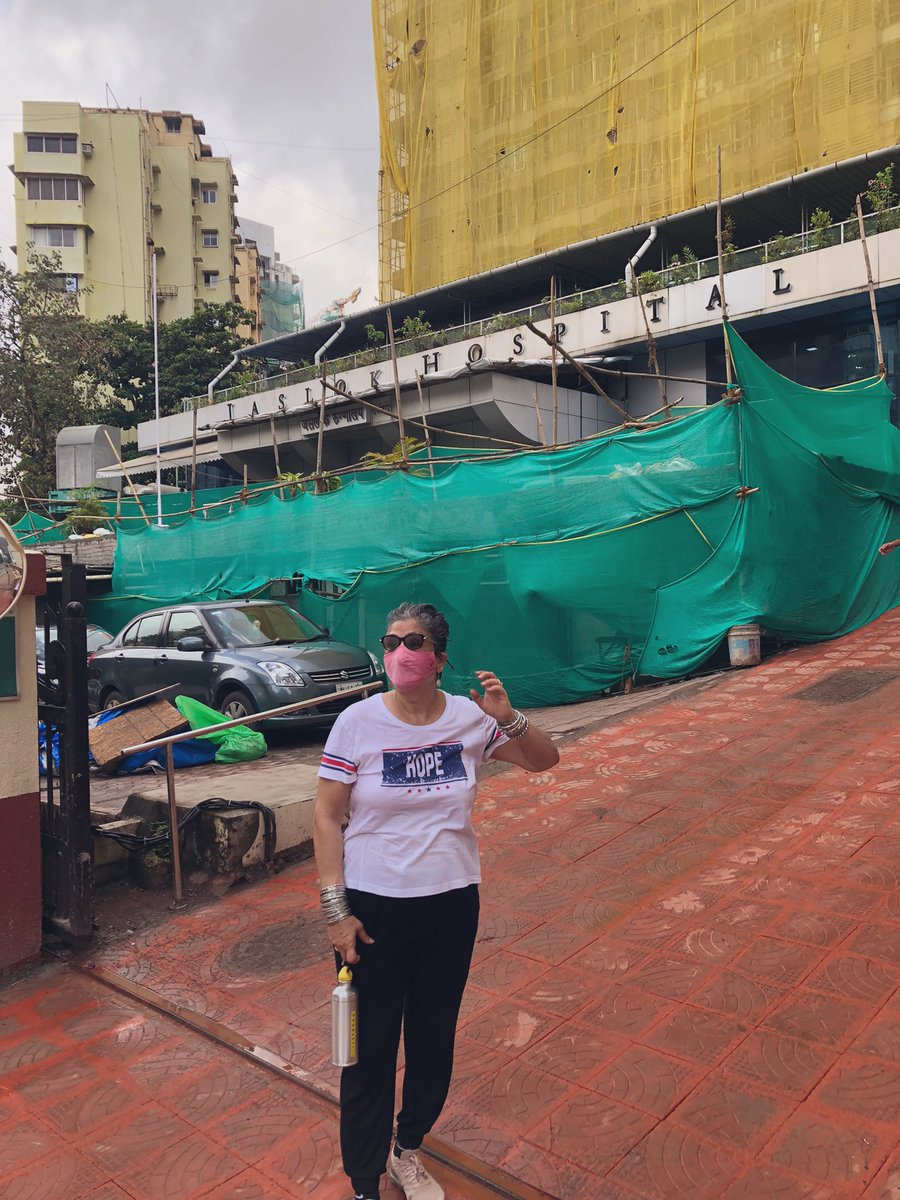 vijivenkatesh's tweet photo. And finally up Peddar Road and Jaslok Hospital ! 2hrs 4.5 miles 11k odd steps . Leg 2 #maxathon #patientsjourney Max-A-Thon @stompoutcancer https://t.co/g84ZIM6Vjp