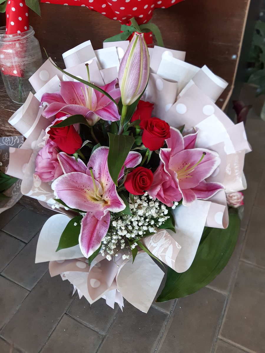 zare_entuzijast's tweet photo. #paperwrapbouquet #powderbouquet #lilies #lizianthus #roses #pinkorientallilies #pinklizianthus #redroses #staticflower #gypsophila #decoration #ribbons #babyroseribbons ๐๐บ๐ต๏ธ๐น๐พ๐ฟโ๏ธ๐ https://t.co/1Kvuippe4k