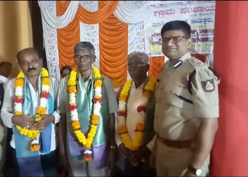 KlbCityPolice's tweet photo. ಕಲಬುರಗಿ ನಗರದ ಪೊಲೀಸ ಆಯುಕ್ತಾಲಯದ ಪಟ್ಟಣ ಗ್ರಾಮದಲ್ಲಿ ಮಾನ್ಯ ಪೊಲೀಸ ಆಯುಕ್ತರಾದ ಡಾ.ವೈ.ಎಸ್.ರವಿಕುಮಾರ,ಐ.ಪಿ.ಎಸ್. ರವರು ಜನಸಂಪರ್ಕ ಸಭೆ ನಡೆಸಿದರು ಹಾಗೂ ಗ್ರಾಮ ವಾಸ್ತವ್ಯ ಮಾಡುವಮೂಲಕ ಜನರ ಸಣ್ಣಪುಟ್ಟ ಸಮಸ್ಯೆಗಳನ್ನು ಬಗೆಹರಿಸುವ ಪ್ರಯತ್ನ ಮಾಡಿದರು. ಸಹಾಯಕ ಪೊಲೀಸ ಆಯುಕ್ತರಾದ ಶ್ರೀ ಜೆ.ಎಚ್.ಇನಾಮದಾರ &amp; ಅಧಿಕಾರಿಗಳು ಉಪಸ್ಥಿತರಿದ್ದರು . https://t.co/O6p8Fl3HNY