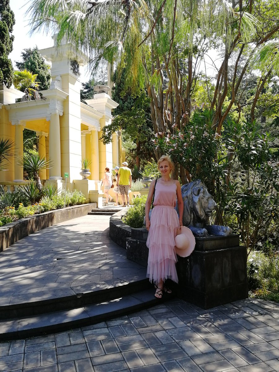 Natashecka2's tweet photo. Субботняя шутка про блондинок: 
"Решили как-то блондинка и брюнетка броситься с небоскреба. И бросились. Брюнетка разбилась, а блондинка по дороге заблудилась."
#субботняяшуткапроблондинок https://t.co/VwABLwmbM6