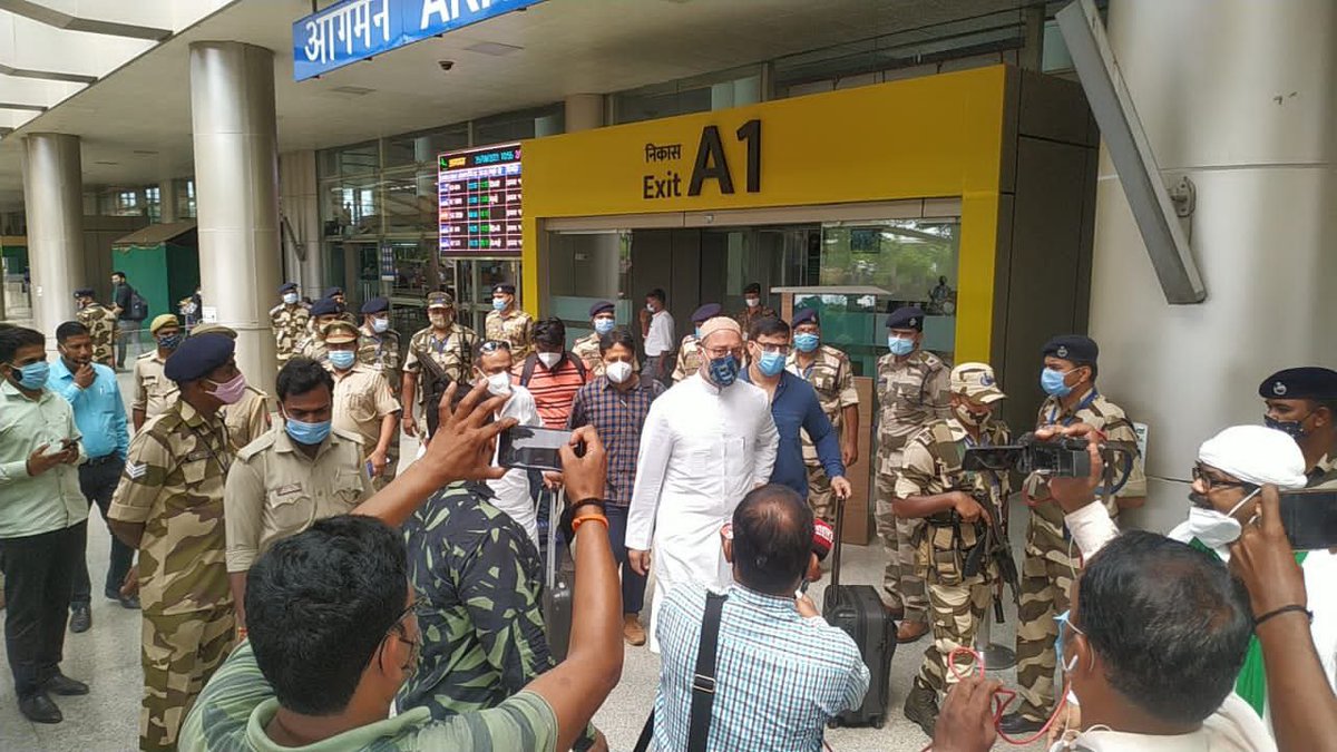 Barrister <a href="/asadowaisi/">Asaduddin Owaisi</a>  sahab Reached Varasani UttarPradesh 
#UPElection2022 
#OwaisiInUttarpradesh