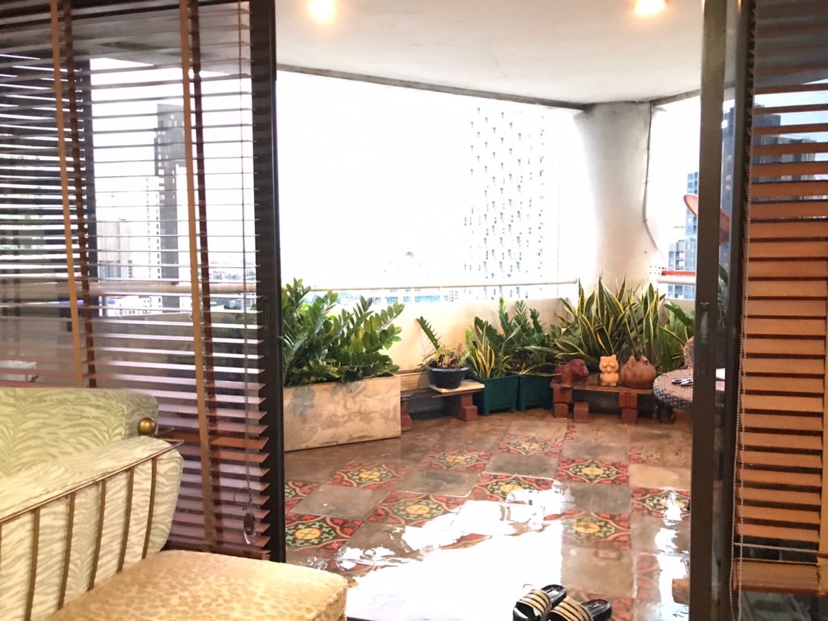 PanatchSo's tweet photo. Condo for Sale, 2 Bed 3 Bath on the 20th floor, Nice City View, Big balcony, Private and Cozy, Good location, Thonglo BTS-Supermarkets-Hospital Near by@Waterford Park Sukhumvit53 <Thonglo), pls contact me for more info :) #condoforsale #thonglocondoforsale #condosalebyowner https://t.co/HPxCw2nOVH