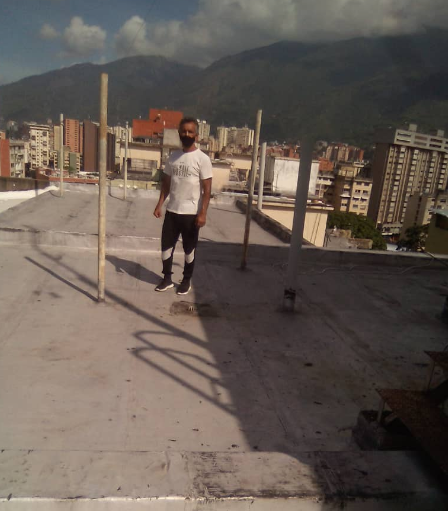 carlossalinas49's tweet photo. ¡Aquí estoy nuevamente!. Edif Sucre, La depresión y tristeza por problemas económicos no me va a matar. Estoy sobreviviendo a pesar de los 10 $ que como ingeniero jubilado me paga mensual el gobierno. Ofrezco mis servicios en impermeabilización, remodelación y construcción civil. https://t.co/rPjTFs8mdX