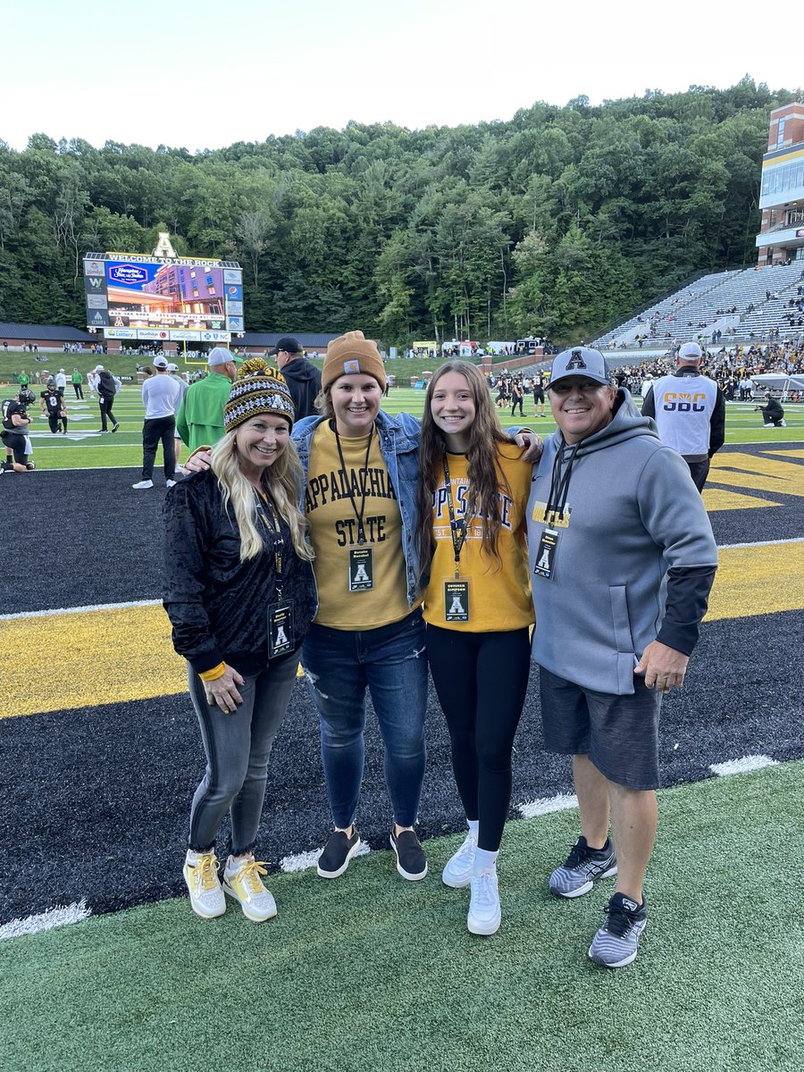 Summer_Simpson0's tweet photo. had a great visit at app state!! Thank you coaches for this experience! So happy I’ll be able to call this place home💛🖤 @slis23 @AppStateSB @coach_ruechel https://t.co/Opb1C9s1Ys