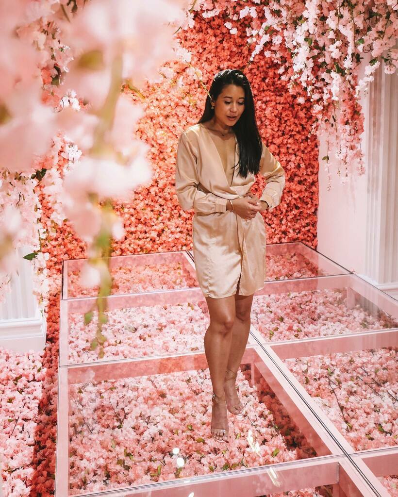 Friday florals 🌸 

Here’s one of the new installations at @moonandbackgallery - complete with floral floor. 

What are you up to for your Friday night? 

I’m heading to get some oxtail and rice after a long day jammed with work and meetings and other… instagr.am/p/CUOaM16J9B5/