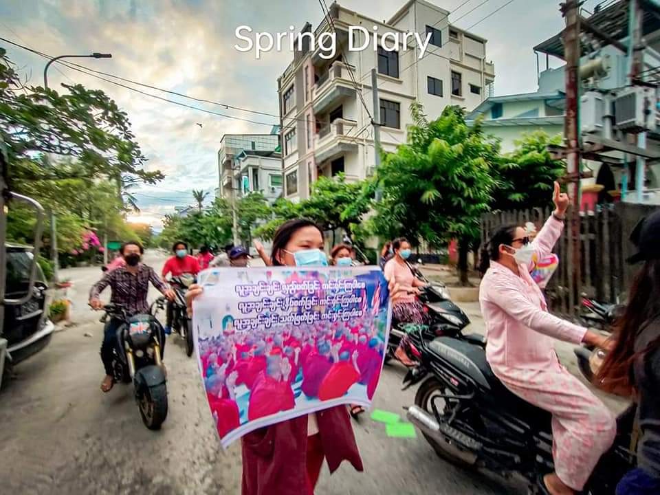KaungMyetMin's tweet photo. In #Mandalay, with the slogan "ရွှေဝါရောင်စိတ်ဓာတ်ပဲ့တင်ထပ် စစ်အာဏာ ရှင်အမြစ်ဖြတ်", an anti-dictatorship strike marched with full forces on 73 Main Road this morning to mark the 14th anniversary of Saffron Revolution.

#Total_StopSponsoringSAC 
#Sep25Coup
#WhatsHappeningInMyanmar https://t.co/RBSV3slYLG