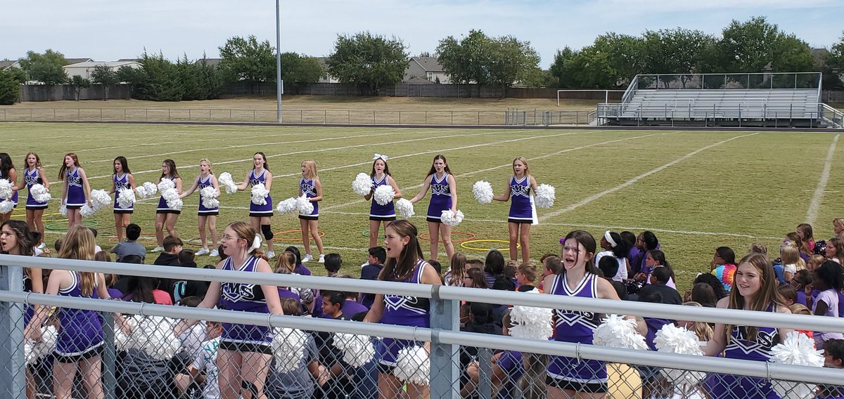 AmyParten32's tweet image. Took a quick trip to Keller to watch Sam&apos;s 1st Pep Rally 💜🤍💜 She did great!! 📣 #HawkCheer @TimberviewMS @TMSHawksCheer #SamanthaLynn09