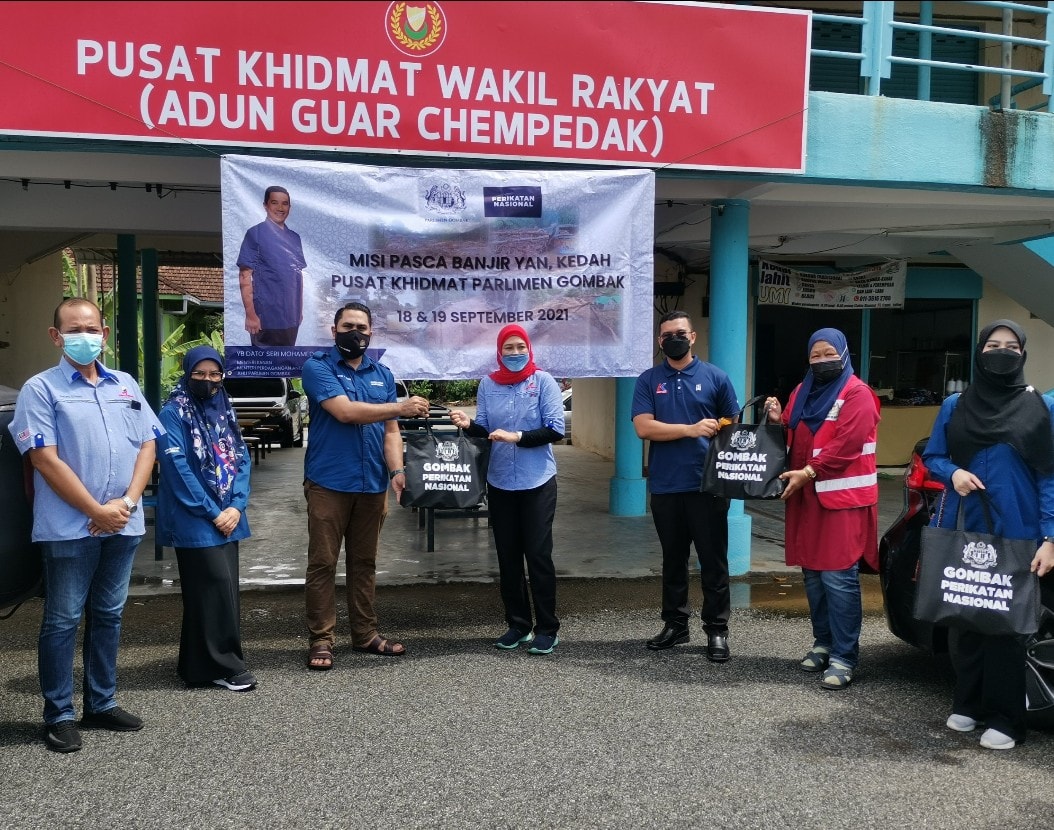 azmin_fc's tweet photo. Beberapa hari yang lalu, Pusat Khidmat Rakyat Ahli Parlimen Gombak yang diwakili beberapa pegawai dan sukarelawan telah hadir untuk menghulurkan sedikit sumbangan kepada penduduk di Yan, Kedah.

https://t.co/Y11f50W4cl https://t.co/s3bt41imiK