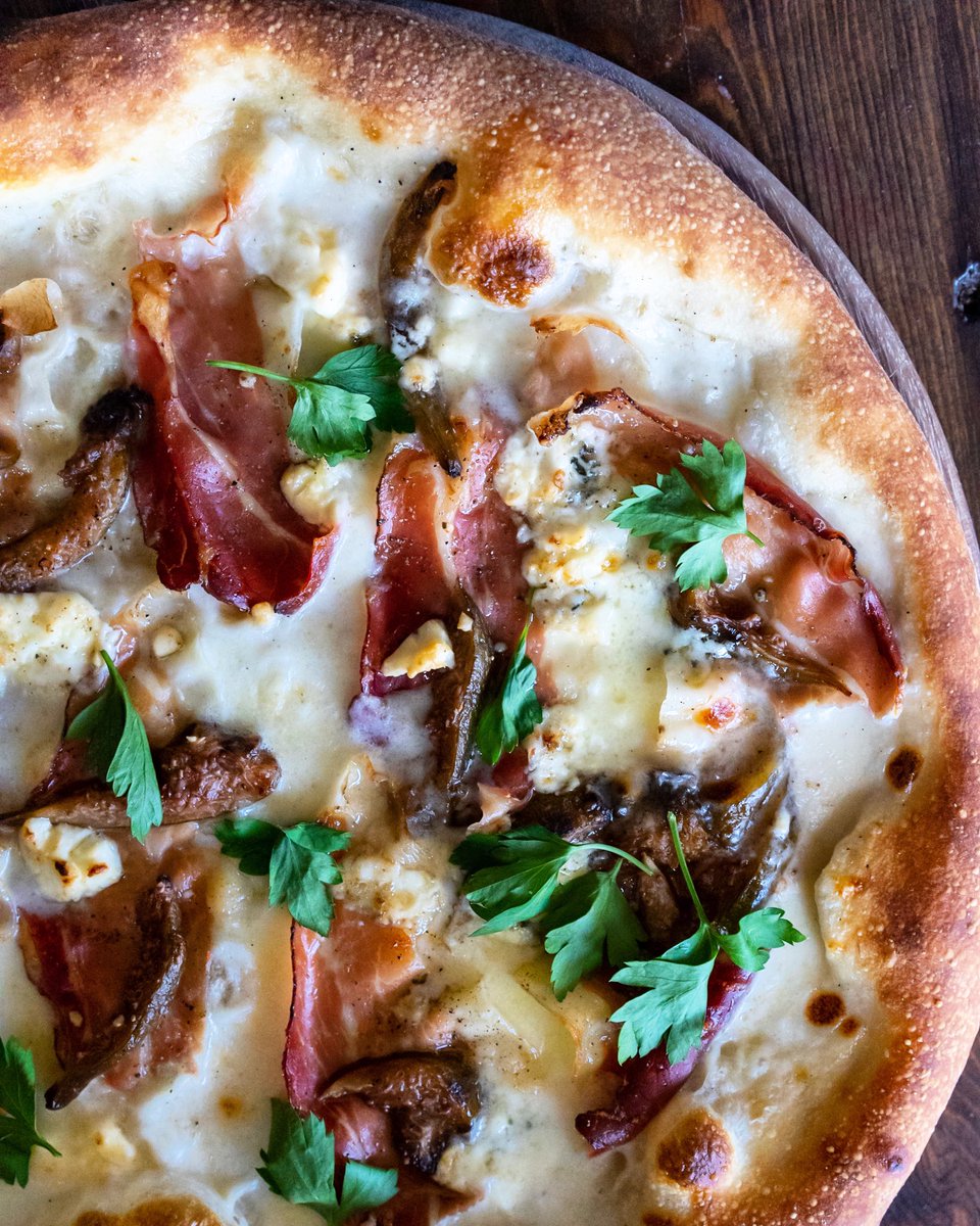 bufalayvr's tweet photo. Huge re-speck for this pizza.
•
Local Figs, Lightly Smoked Prosciutto, Gorgonzola, Parmigiano, Bianco

#pizza #pizzaparty #pizzalove #prosciutto https://t.co/SmfoCXMOn8