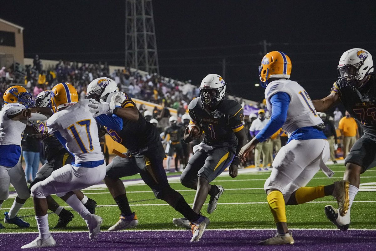 john__arender's tweet photo. Q3 | 10:22

Hattiesburg - 20
Natchez - 18

Touchdown Tigers! #1 Tavares Wade takes it in for a three yard touchdown. 

#burgbuilt https://t.co/DkvIcfIEGp