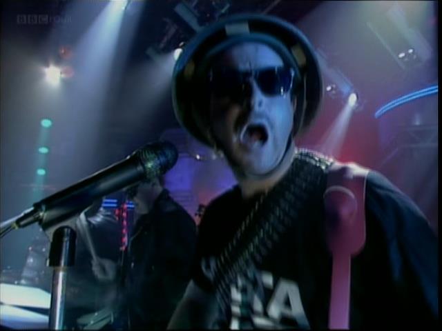 TelevisionVault's tweet image. Chewing gum&apos;s a disgusting habit, anyway...! #ArneeAndTheTerminators #IllBeBack #SteveWright 🕶️🏍️🔫 #TOTP #TOTP1991 #TOTP91 #Uzi9Millimeter #Arsoleee