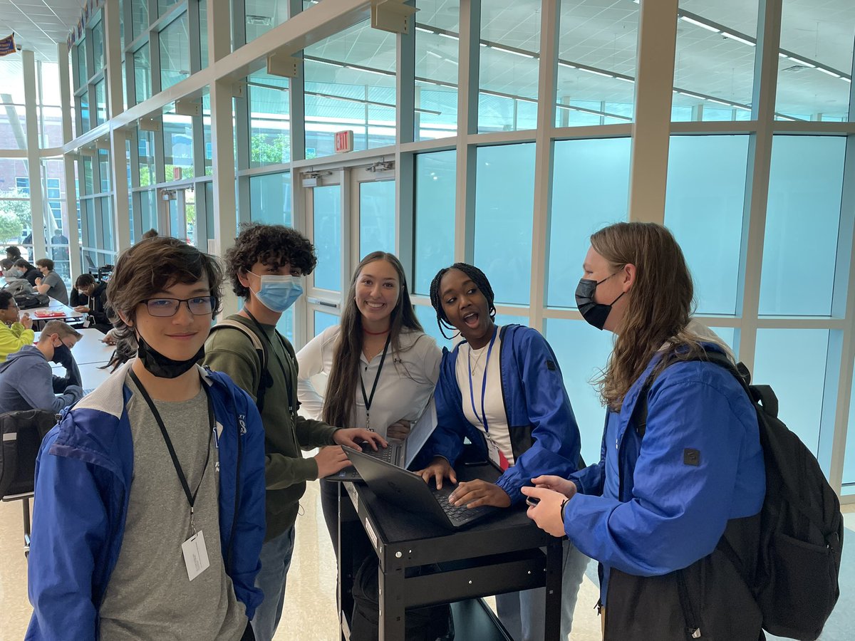 MichaelJungEDU's tweet photo. The students @NFHS_TrueNorth are truly outstanding. They are the reason we do what we do each day!

📷 of @HOSANFHS1 taking sign ups for the blood drive and Falcons who received the OPA(On Point Award) + a treat on me!

#trueNorth #excellence https://t.co/wfamjK4c6U