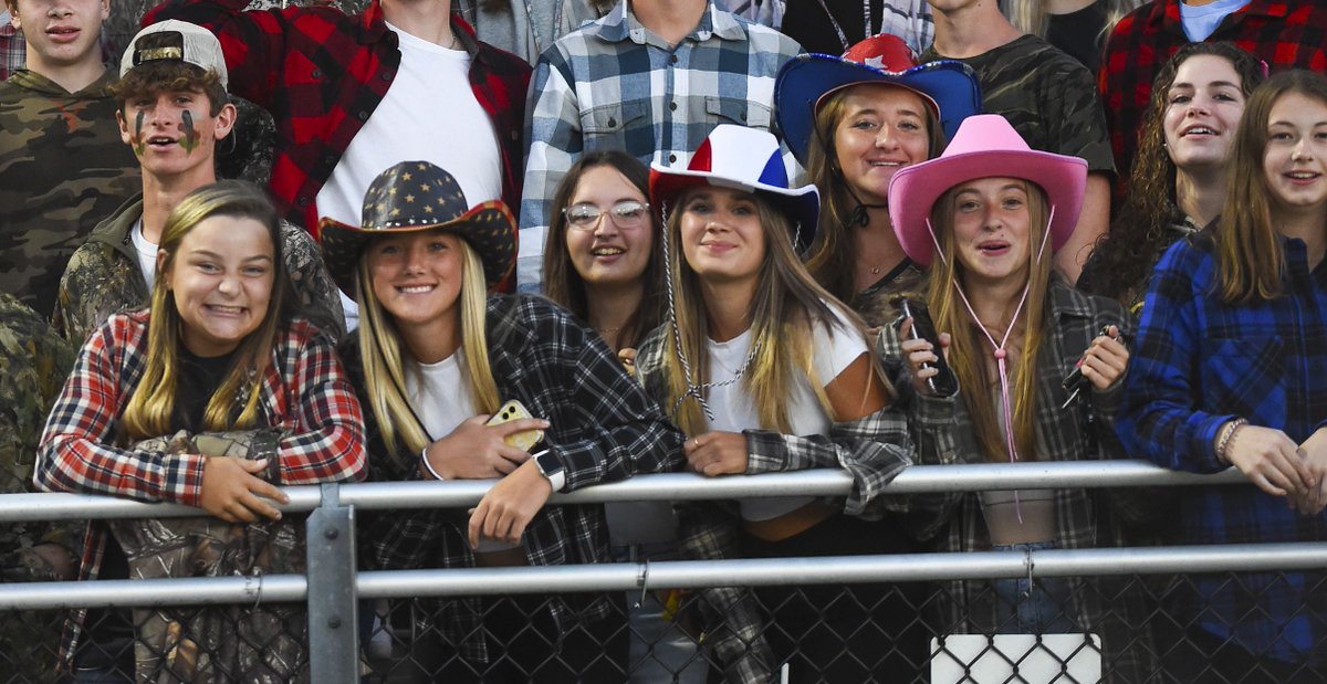 mcall's tweet photo. FACES IN THE CROWD
All smiles at the Palmerton vs. Catasauqua high school football game Friday night. @PalmertonHigh @CattyFootball @CHSRoughRiders #lvvarsity 
Pics via @_aprilb_
https://t.co/j0RVlWC65L https://t.co/cR20gFw2VX