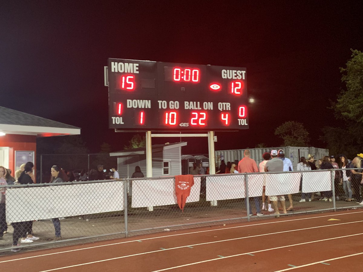BHS defeats <a href="/NDWHAthletics/">NDWHAthletics</a> this evening 15-12! Huge win Hornets! #cthsfb