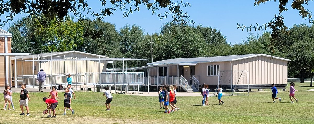 MrsDuncan04's tweet photo. It's a great day when maintenance stops blowing grass just long enough to throw the football to our students at recess @HaudeKISD @KleinISD #recess #FootballFriday #FunFriday #happy #smiles https://t.co/j2xqWBUAD7
