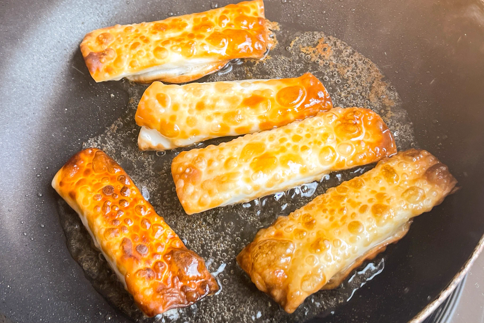 この旨さはまるで居酒屋！チーズとろけるパリパリぎょうざ‼