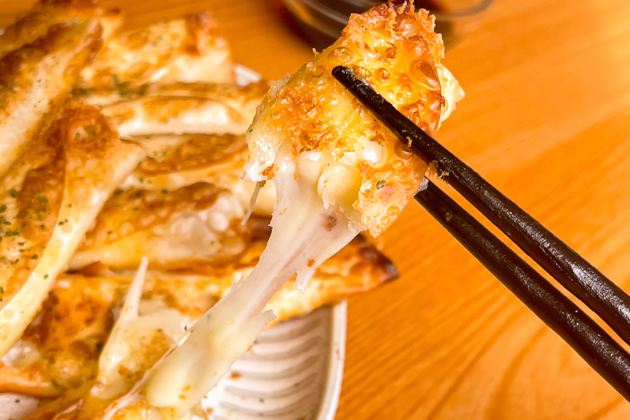 この旨さはまるで居酒屋！チーズとろけるパリパリぎょうざ‼