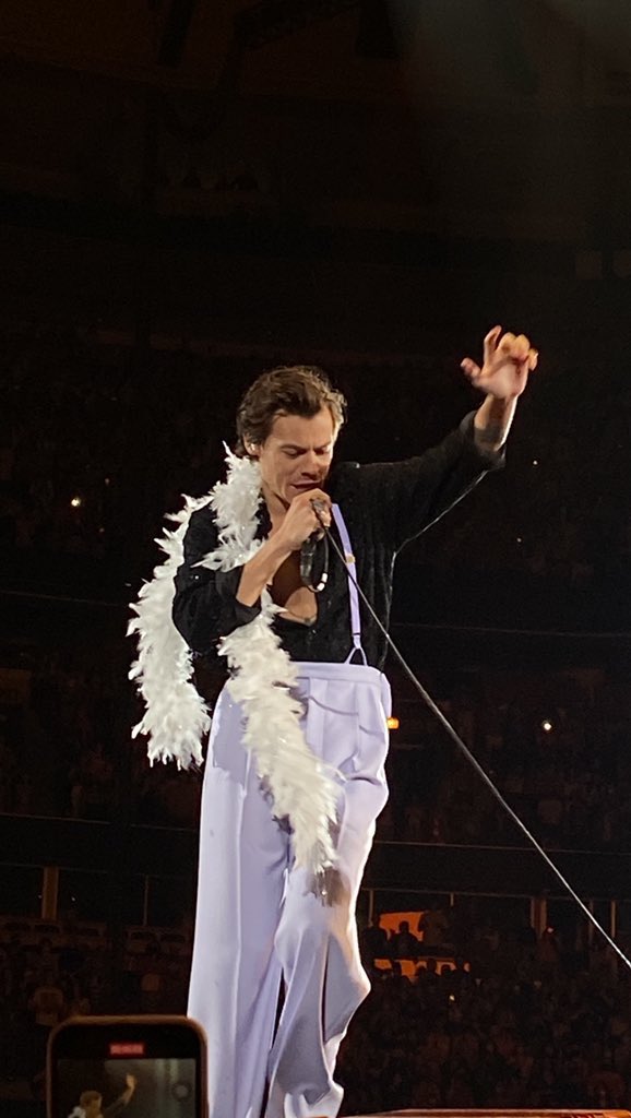 theharrylibrary's tweet photo. Harry on stage tonight in Chicago https://t.co/qkFJ5ijhjF