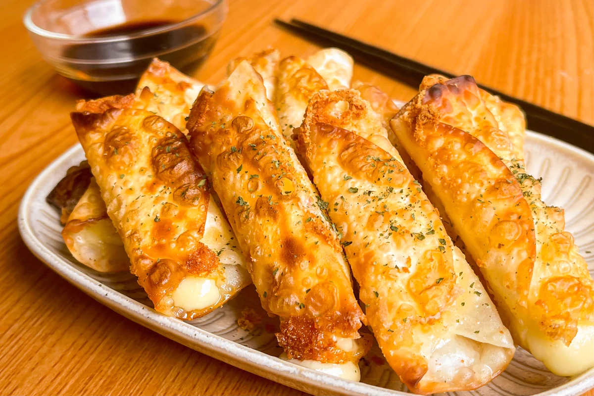 この旨さはまるで居酒屋！チーズとろけるパリパリぎょうざ‼