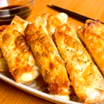 この旨さはまるで居酒屋!チーズとろけるパリパリぎょうざ‼