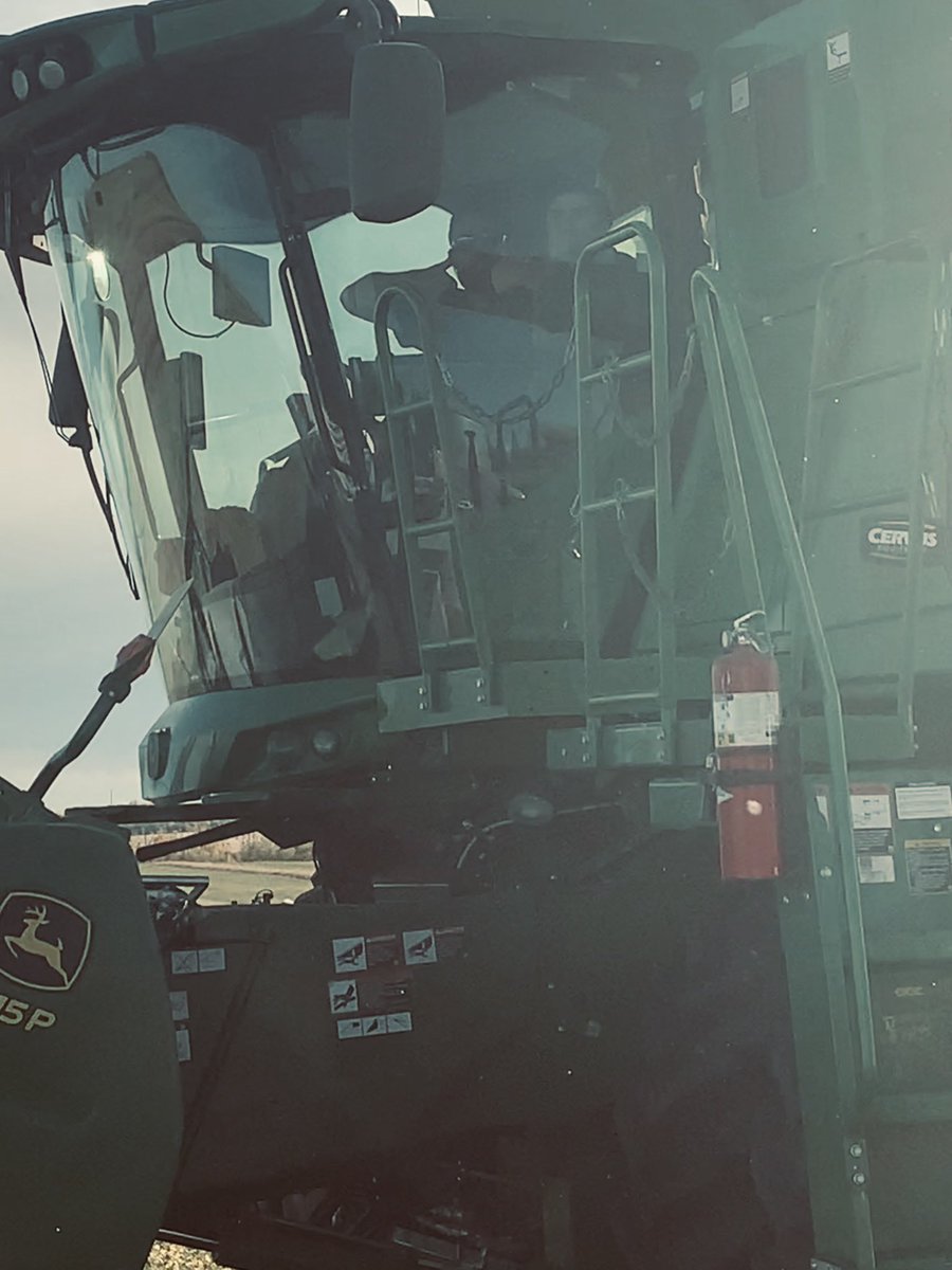 elbrockstar's tweet photo. No stress on this beautiful harvest evening 🤙 Hanging loose with @devmanwalkin. 8 strips in just over an hour might just be our new record. No biggie 😎 @DEKALB_Canada #canola #MDtrials @Bayer4CropsCA https://t.co/I7p6YnDLW1