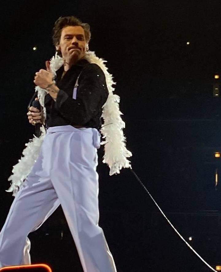 Harry con boa blanca y camisas negra? La combinación perfecta
