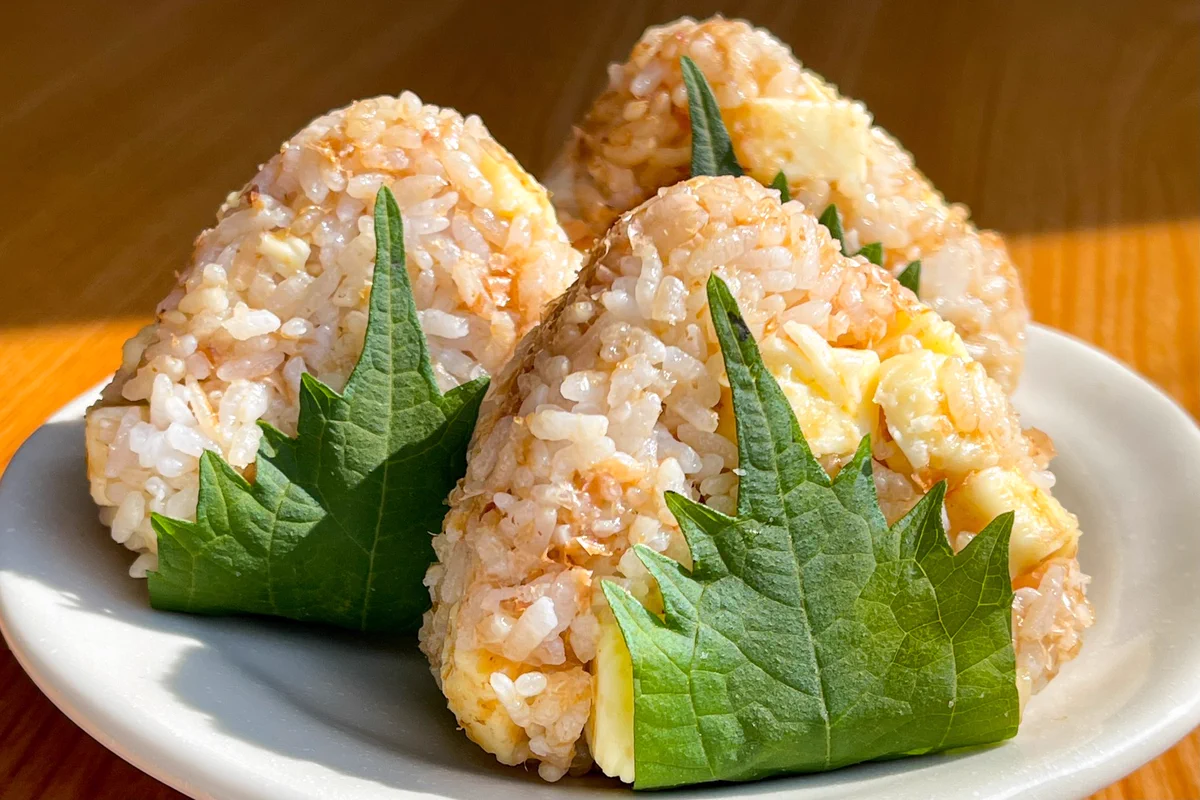 小腹が空いたときにも良さそう！おかか&チーズを使った「おにぎり」レシピ！