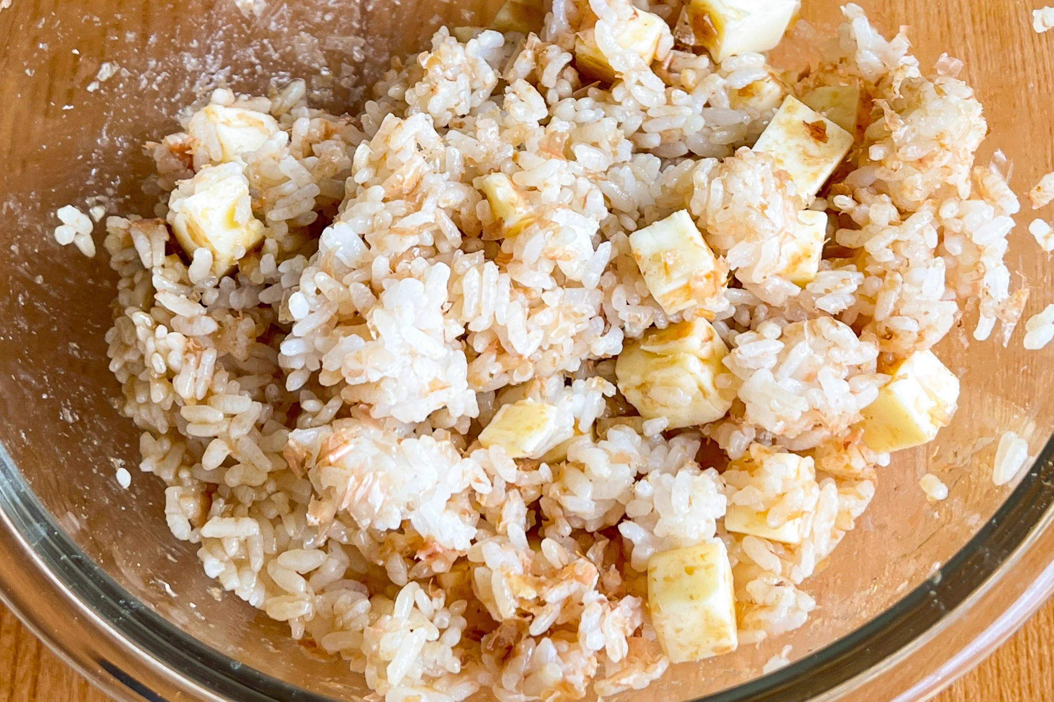 小腹が空いたときにも良さそう！おかか&チーズを使った「おにぎり」レシピ！