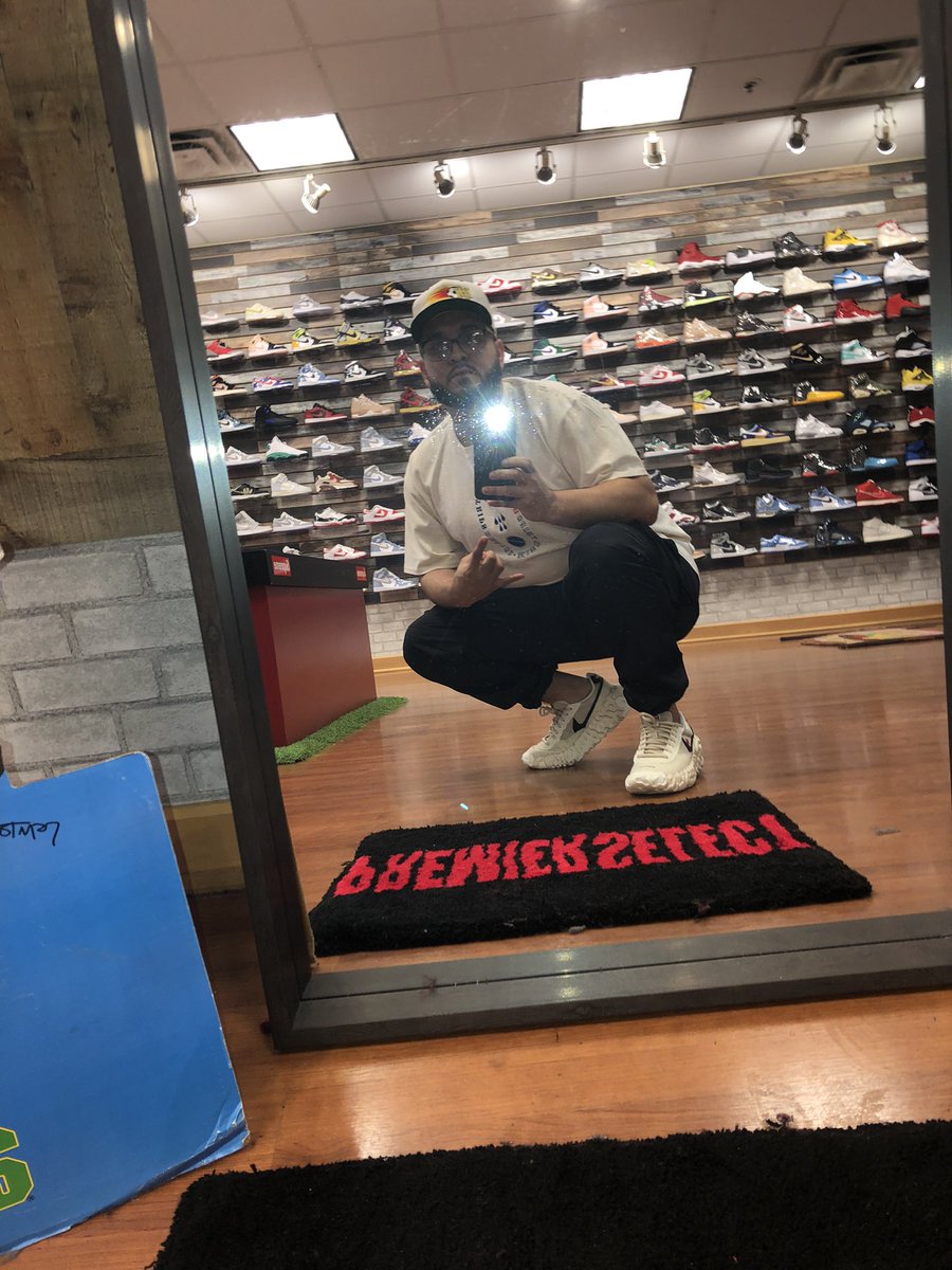 era5950's tweet photo. Htown always. #heatonfeet #houstonhotshots #classicsnap 🤟🏼🤟🏼 https://t.co/pvPVcNrTtY