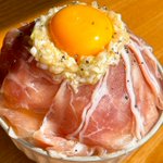 ネギ塩だれが生ハムやご飯と凄く合いそう!とっても美味しそうな、丼ものレシピ!