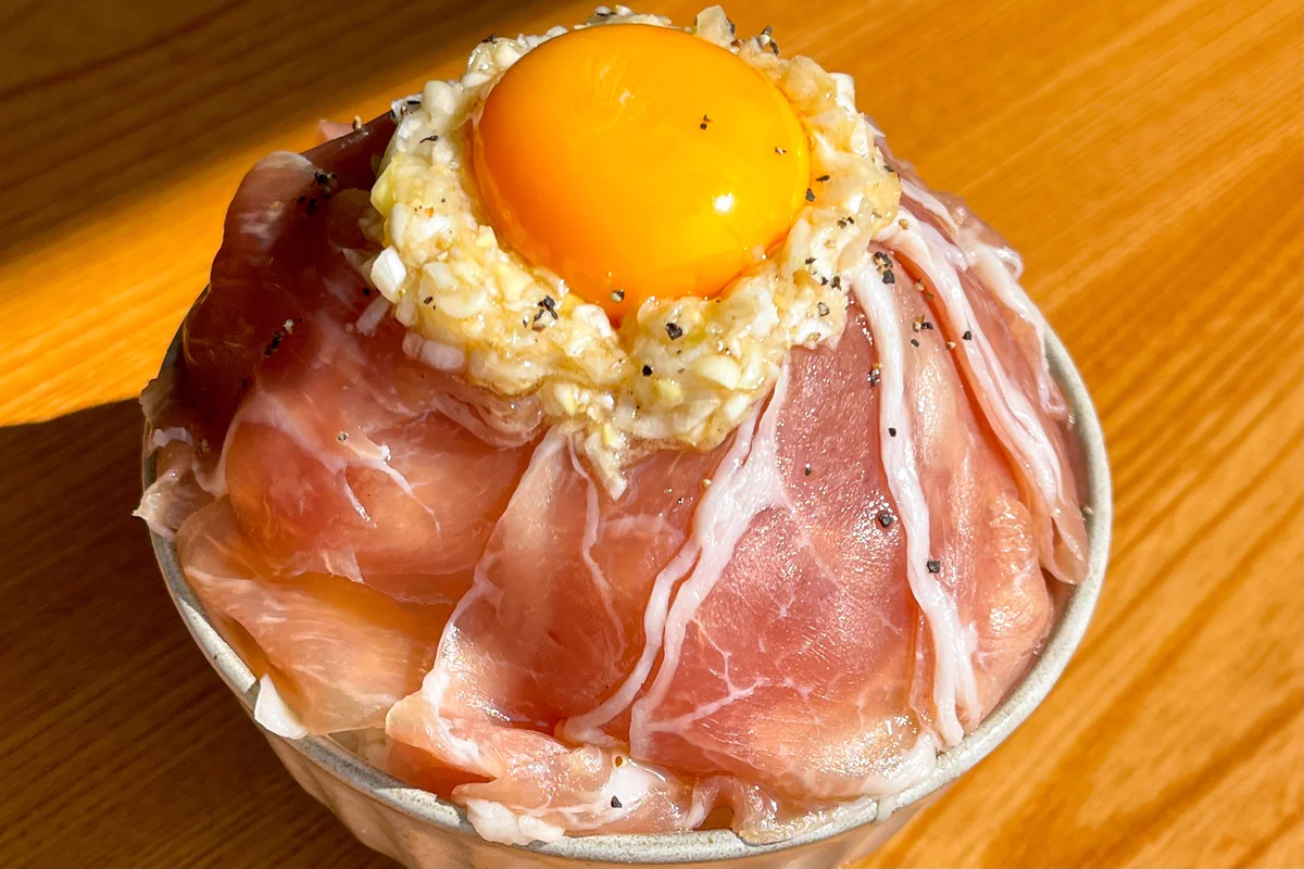 ネギ塩だれが生ハムやご飯と凄く合いそう！とっても美味しそうな、丼ものレシピ！