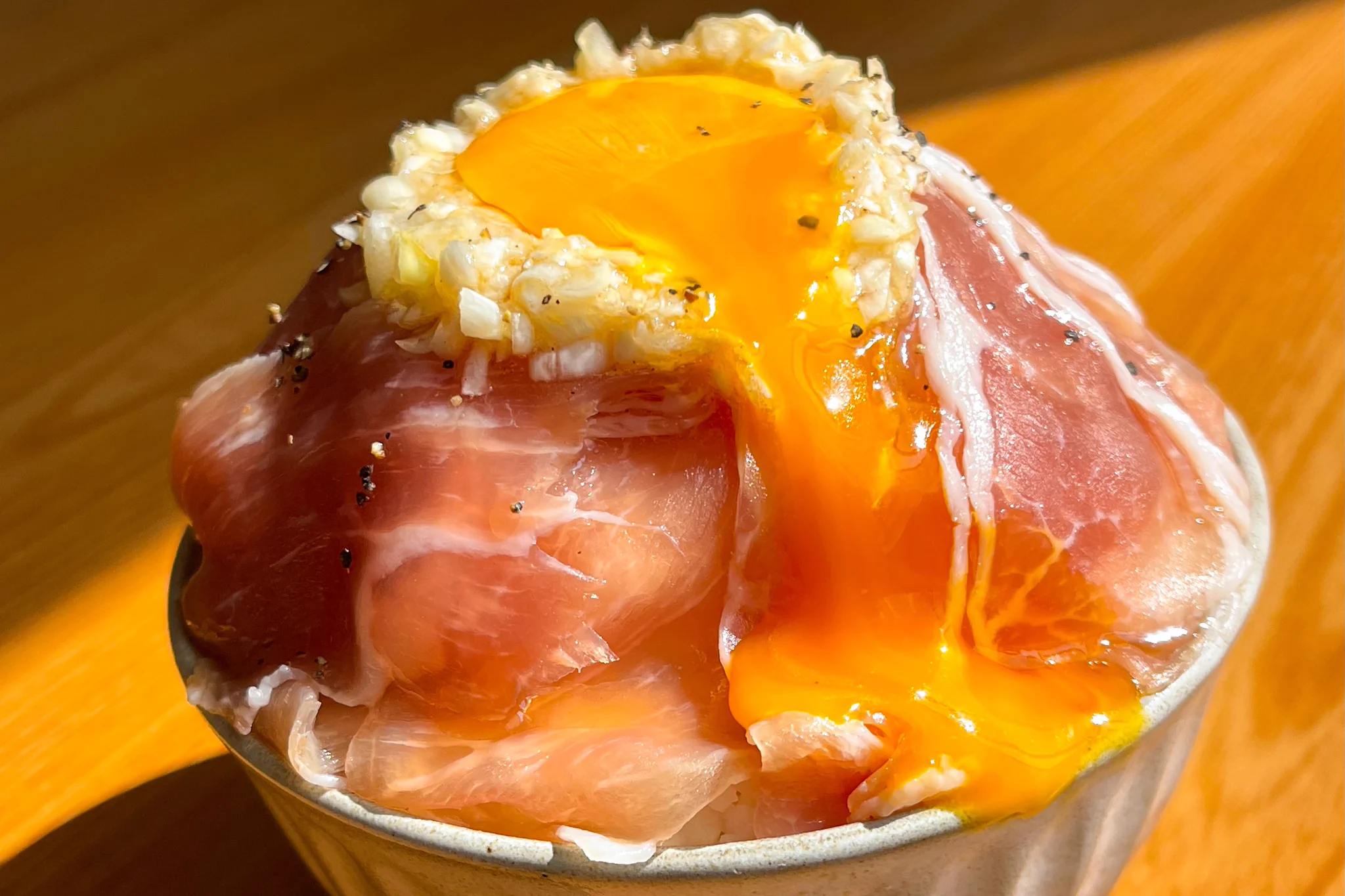 ネギ塩だれが生ハムやご飯と凄く合いそう！とっても美味しそうな、丼ものレシピ！