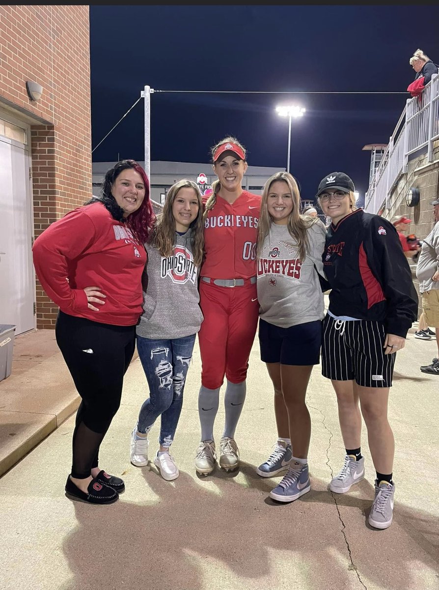 ohio_gold's tweet photo. A few of our Ice ladies getting to watch Coach Lexie @OhioStateSB  play tonight! What a great game 💪 @brionna06582436 @lpoole_5 @LexieHandley @MaeveRussell2 @autumnl_fester #weareice 🧊💛 https://t.co/zmZSrHKBVw