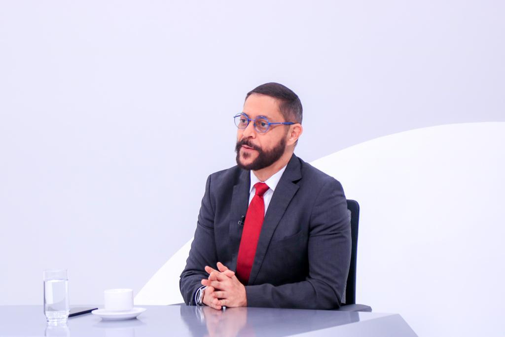 La exministra de educación en el gobierno de Saca, Darlyn Meza, fue citada hace semanas a la #ComisiónXSobresueldos y dijo que estaba fuera del país y que regresaría a mitad de septiembre, lo que no ha hecho. Le pedimos públicamente que sea responsable y le de la cara al pueblo.