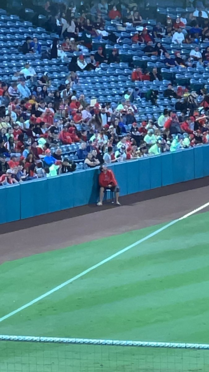 talk_angels's tweet photo. Bring back the times where even the ball boys were wearing full uniforms #Angels https://t.co/i912VTXEZt