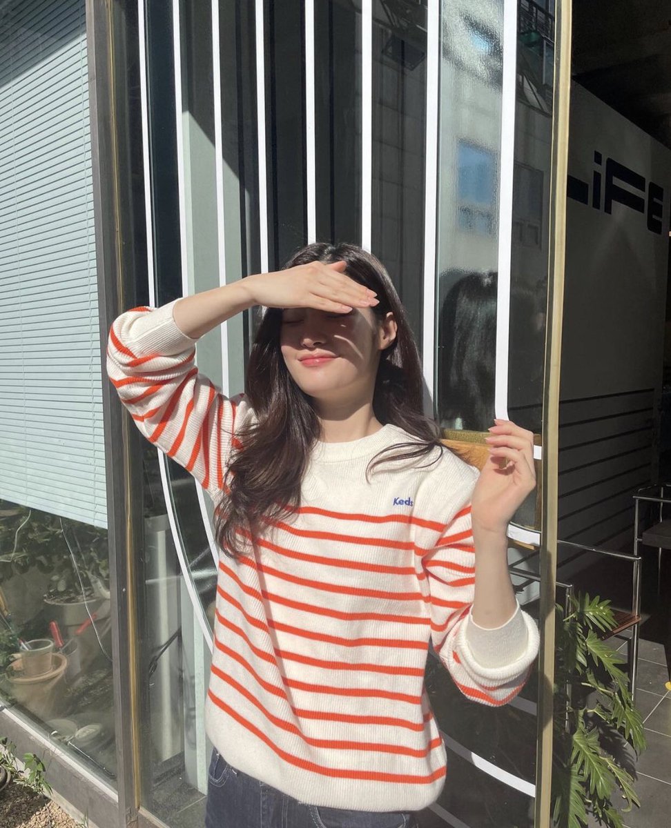 j_shaeyeoni's tweet photo. I like the weather and also like you.👀 https://t.co/CtUY7ZRPKR