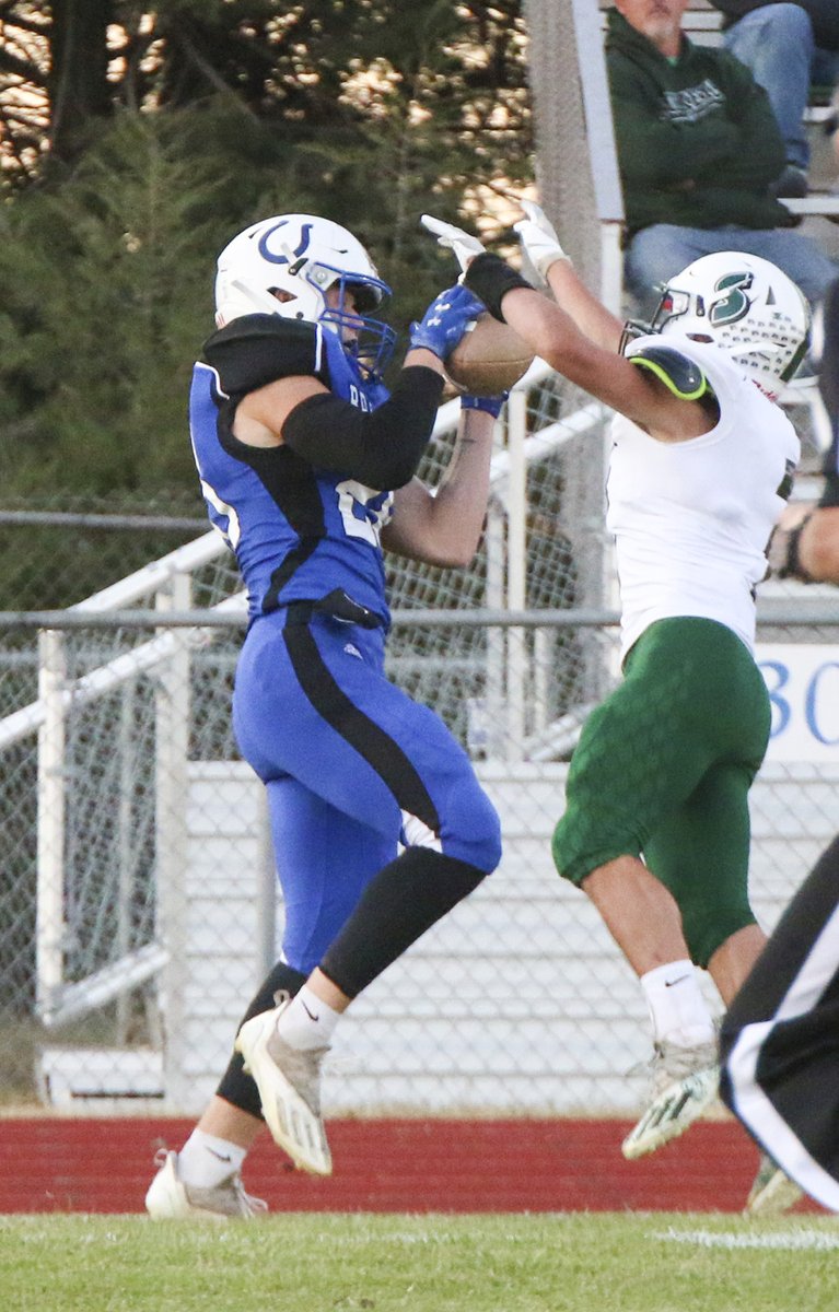 SCIStephanie's tweet image. FB: @BargenJake of @CHSBroncoFB pulls in the catch, but out of bounds, against Syracuse. #broncoblue #nicecatch #toobaditwasoutofbounds
