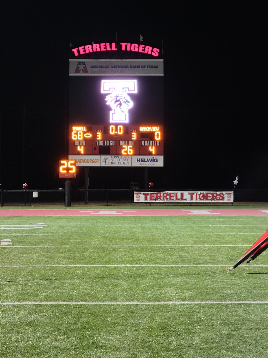Coach_B_Tucker's tweet photo. Huge 1st district game to open 1-0!! Keep this Tiger fight up men! Let's Go! @TerrellTigerFB #TigerTuff #TTT #bea🐅 https://t.co/CWoghYciPN
