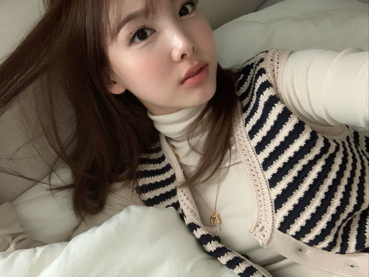 tdo0ng's tweet photo. NAYEON'S BUBBLE UPDATE!🐰💬
—OMG MISS MAAM YOU'RE SO PRETTY!! 😭
#TWICE #NAYEON #updatechallenge https://t.co/NoKJ9TmUlJ