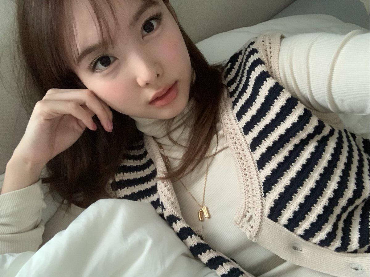 tdo0ng's tweet photo. NAYEON'S BUBBLE UPDATE!🐰💬
—OMG MISS MAAM YOU'RE SO PRETTY!! 😭
#TWICE #NAYEON #updatechallenge https://t.co/NoKJ9TmUlJ