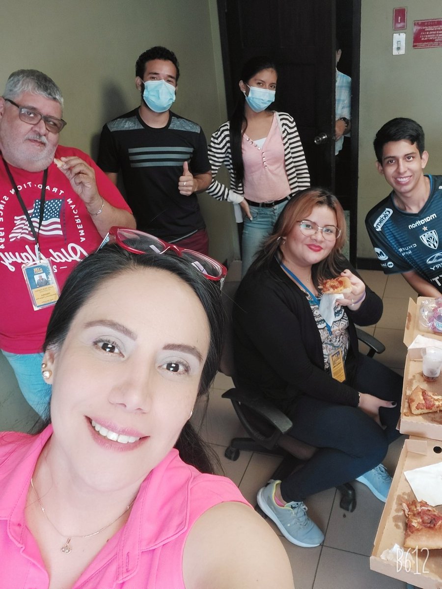 MarjoriePincay's tweet photo. En tiempos de pandemia en #RadioCRE de #pizza con @XavierFarahA  @melissart251 @Bryan_Michael16 https://t.co/UkBX4eyuWI