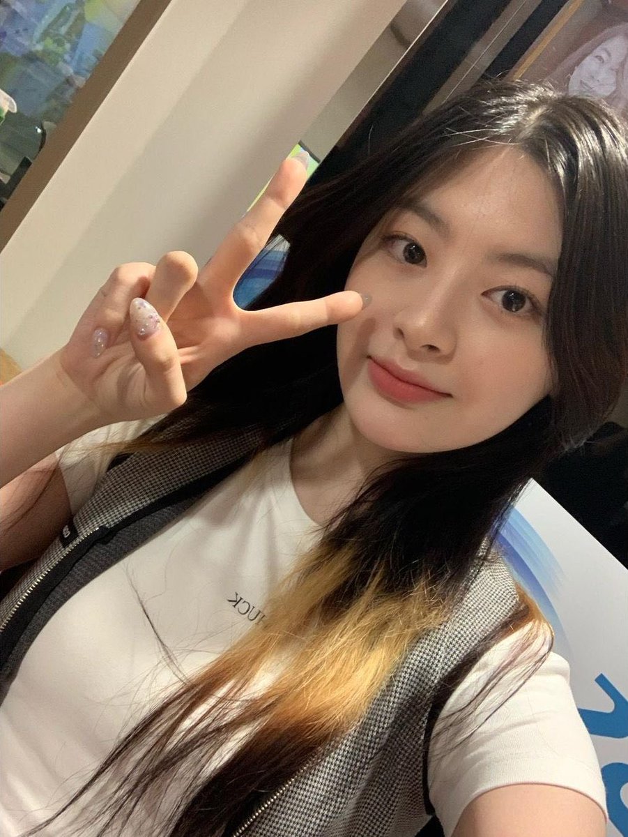seeunile's tweet photo. blossoming cherry_lady is here! dolled up in an all white cozy shirt, posing for the camera after one merry occasion inside wendy senior’s youngstreet radio. such a fun time to be spent in here along with the most talented senior of all! and to come back again is a pleasure. ʚĭɞ https://t.co/PYiOeKFm76
